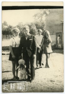 Lata 60/70. Od lewej Teresa Dominiak, Tadeusz Sidorak, Jan Sidorak, Zofia (Sidorak)
